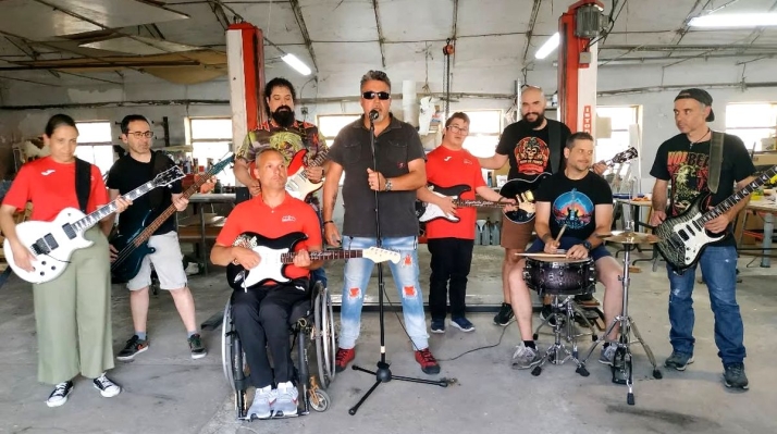 El grupo salmantino Ruido de Fondo estrena el videoclip inclusivo de 'Que calle la gente' junto a Aviva | Imagen 1