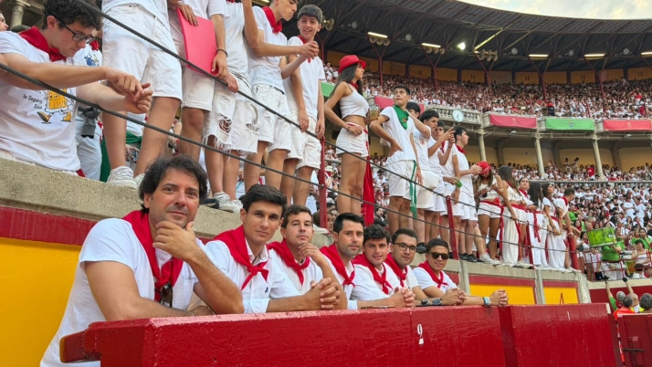 Manuel Diosleguarde, junto a parte de su cuadrilla, presencia la llegada del encierro de Cebada Gago que lidiará esta tarde | Imagen 1