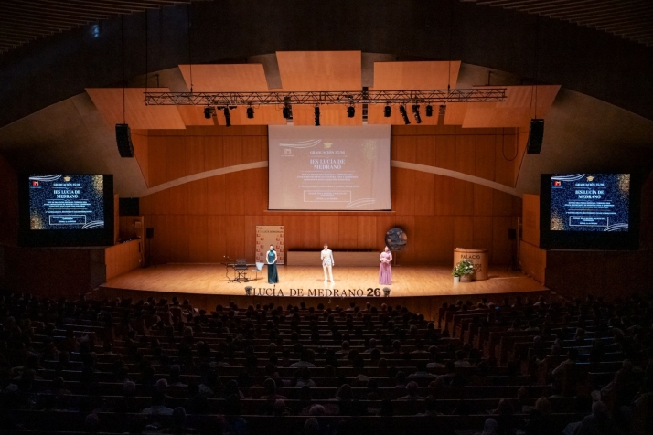 Emoci&oacute;n y reconocimiento en la graduaci&oacute;n de 166 estudiantes del IES Luc&iacute;a de Medrano | Imagen 1