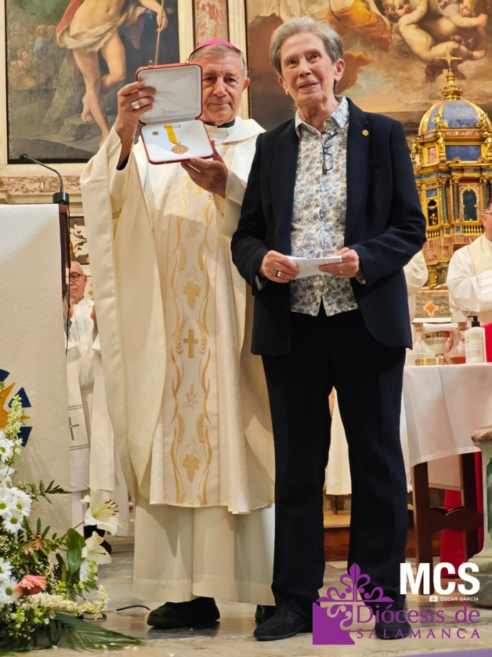 El Papa Le&oacute;n XIV concede una medalla a Carmen Calzada por su trayectoria en C&aacute;ritas Salamanca | Imagen 1