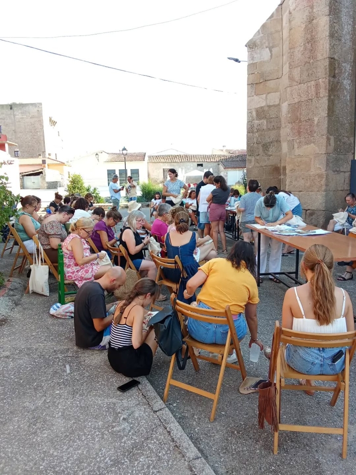 El bordado 'Al Fresco' revive la tradición y desata una pasión sin precedentes en Salamanca | Imagen 2