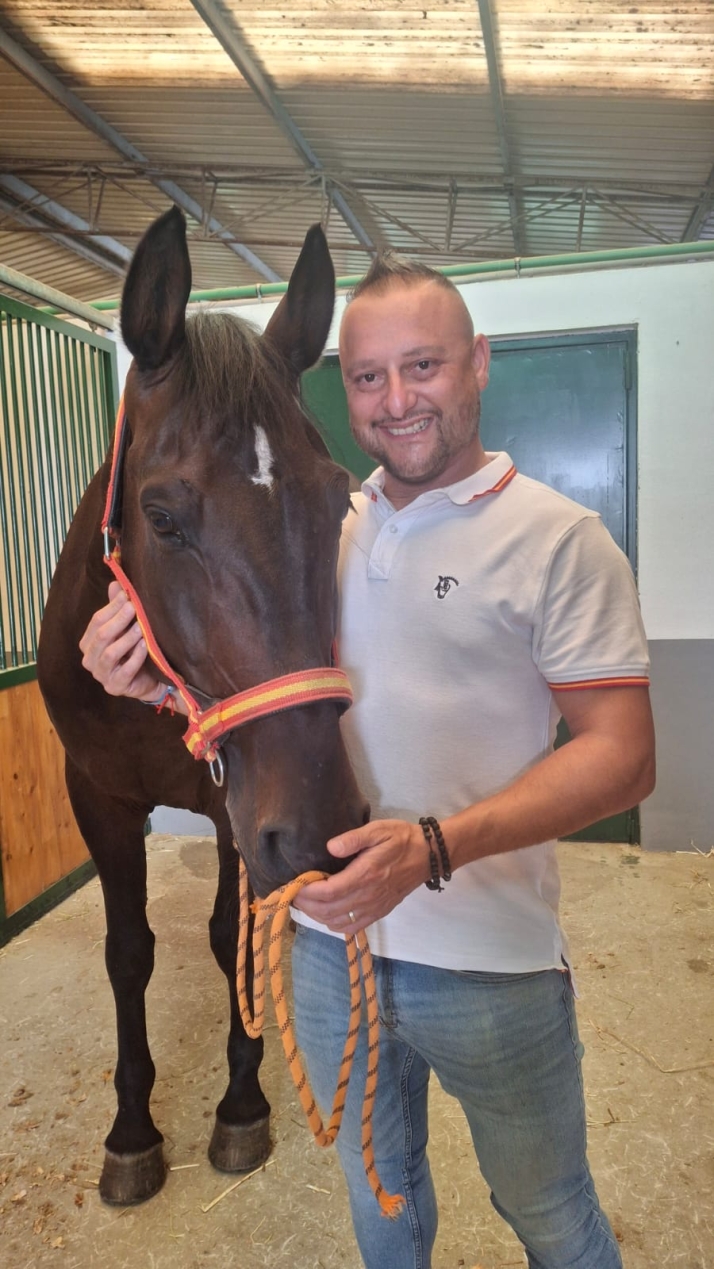 El emotivo reencuentro de un polic&iacute;a salmantino y su caballo de patrulla en la feria Salamaq | Imagen 1