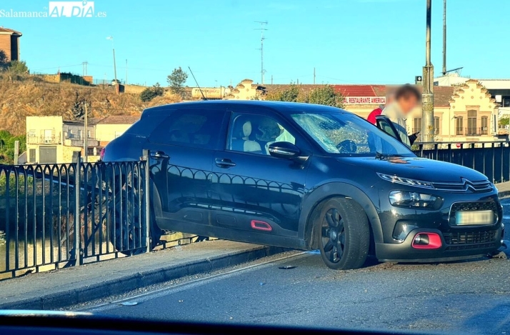 Un coche a punto de caer al río Tormes tras un accidente en el puente de Alba | Imagen 1