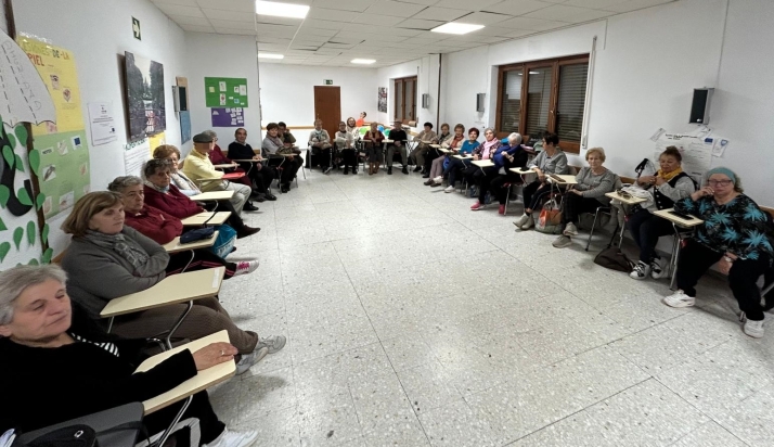 Los Amigos de la Ilusi&oacute;n visitan a los integrantes del Servicio de Mayores de C&aacute;ritas | Imagen 1