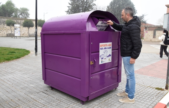 Colocados tres nuevos contenedores de recogida de ropa y calzado junto a centros educativos | Imagen 1
