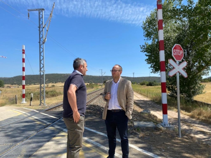 Instaladas cerca de 60 se&ntilde;ales para mejorar la seguridad en los dos pasos a nivel junto a Mir&oacute;briga | Imagen 1