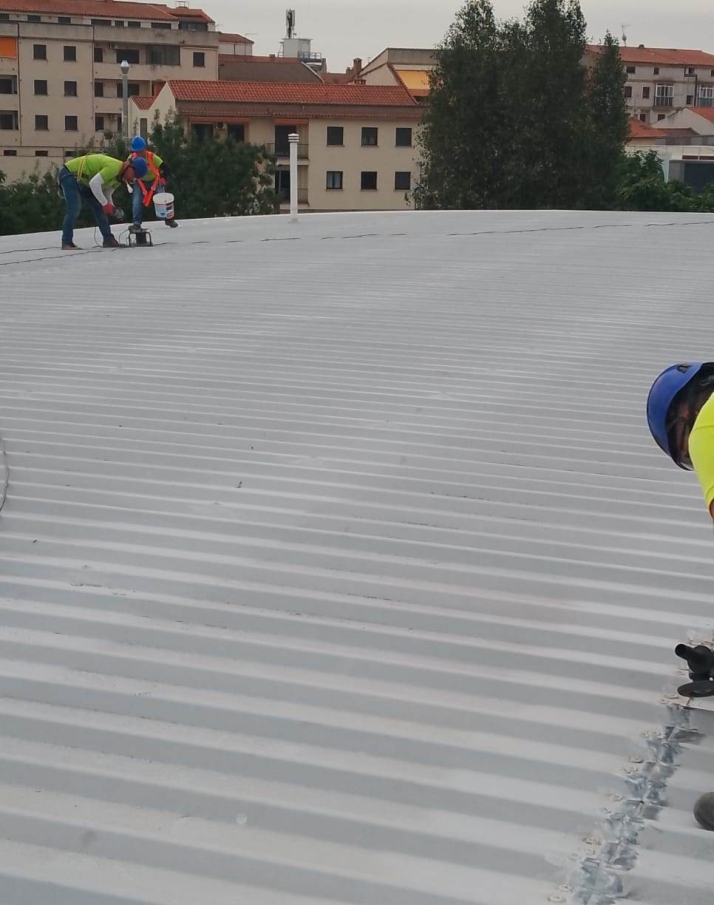 Revisadas las cubiertas de la sede de la AECC y de la sala multiusos Jos&eacute; &Aacute;ngel G&oacute;mez | Imagen 1