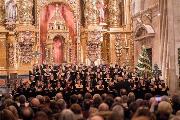 Casi mil voces y m&aacute;s de medio siglo de historia: el legado imborrable del Coro de la UPSA | Imagen 1