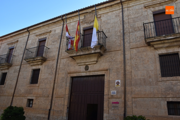 El Palacio Episcopal mantiene las banderas a media asta por la muerte del Papa | Imagen 1