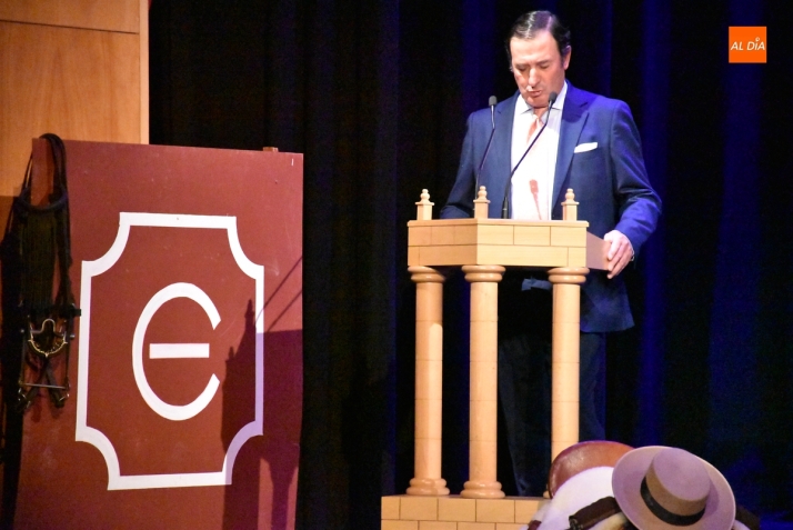 La Familia De la Puerta triunfa con caballo incluido sobre el escenario del Teatro Nuevo | Imagen 1