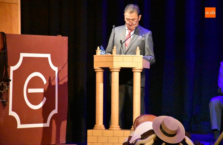 La Familia De la Puerta triunfa con caballo incluido sobre el escenario del Teatro Nuevo | Imagen 2