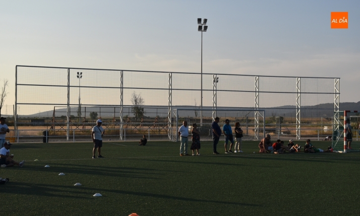 Instalado el nuevo vallado lateral del campo de La Muge tras destrozar Martinho el anterior | Imagen 1