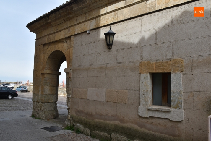 Instalada una nueva luminaria en un lateral del Cuerpo de Guardia del Registro | Imagen 1