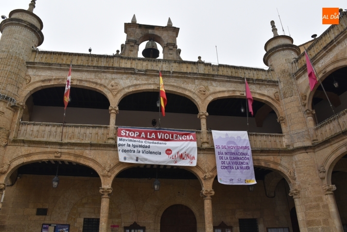 La Casa Consistorial mirobrigense se prepara para el 25N | Imagen 1