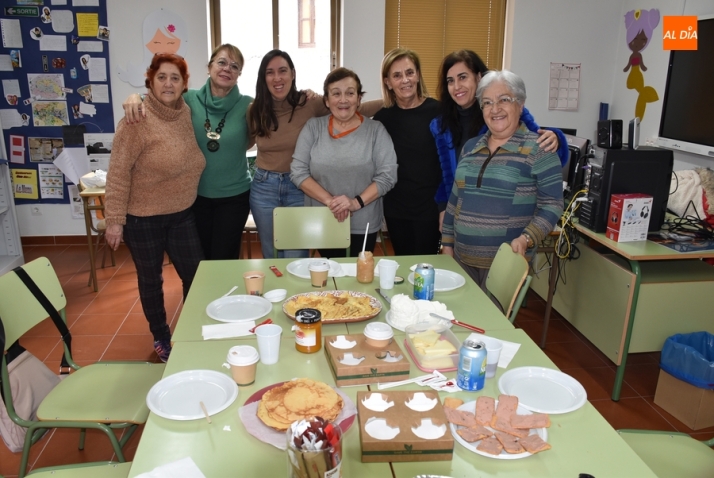 Alumnos de Franc&eacute;s de la Escuela de Adultos celebran la fiesta de las crepes | Imagen 1