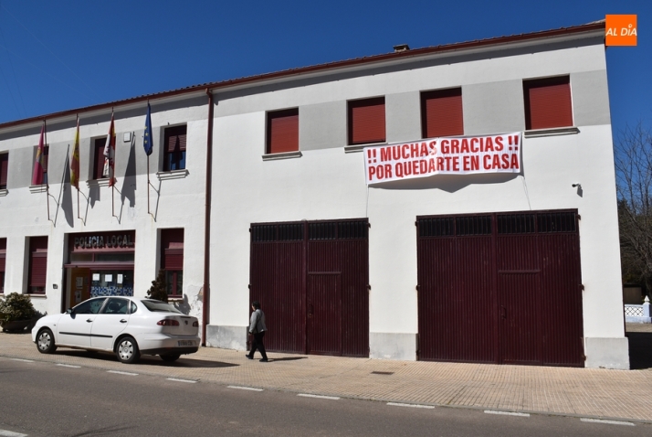 La Polic&iacute;a Local saca del ba&uacute;l la pancarta de agradecimiento del confinamiento | Imagen 1