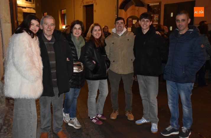 Eh, s&aacute;canos una foto: Los (casi) &uacute;ltimos de la fila | Imagen 1