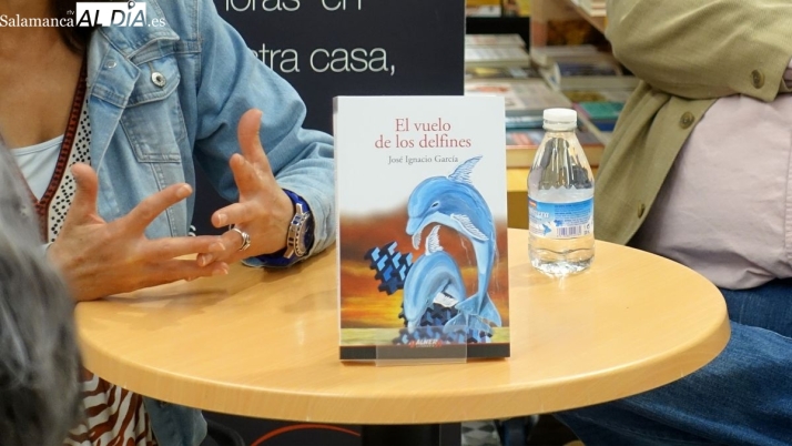 El escritor Jos&eacute; Ignacio Garc&iacute;a presenta en Salamanca su novela El vuelo de los delfines | Imagen 1