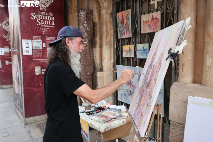 La explosión de color de Manuel Molano que desafía al calor en el centro de Salamanca (FOTOS) | Imagen 2