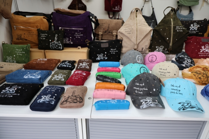 La artesana salmantina que cambi&oacute; su modo de vida para pintar a mano mochilas y bolsos con motivos de 'El Principito' y 'Alicia en el pa&iacute;s de las maravillas' | Imagen 1