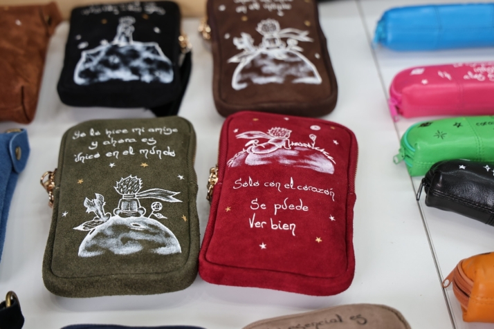 La artesana salmantina que cambi&oacute; su modo de vida para pintar a mano mochilas y bolsos con motivos de 'El Principito' y 'Alicia en el pa&iacute;s de las maravillas' | Imagen 2