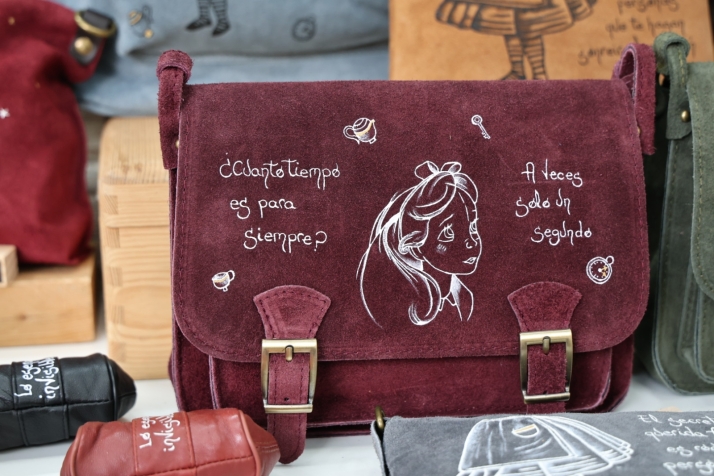 La artesana salmantina que cambi&oacute; su modo de vida para pintar a mano mochilas y bolsos con motivos de 'El Principito' y 'Alicia en el pa&iacute;s de las maravillas' | Imagen 3