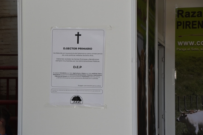 "D. Sector Primario, D.E.P.", las esquelas que los ganaderos han colocado en Salamaq | Imagen 1
