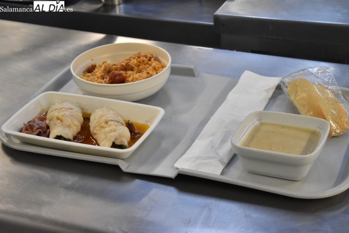 FOTOS | De los mejores fogones de Salamanca al coraz&oacute;n del hospital: un homenaje gastron&oacute;mico para cuidar el &aacute;nimo de los pacientes en el 50 aniversario | Imagen 2