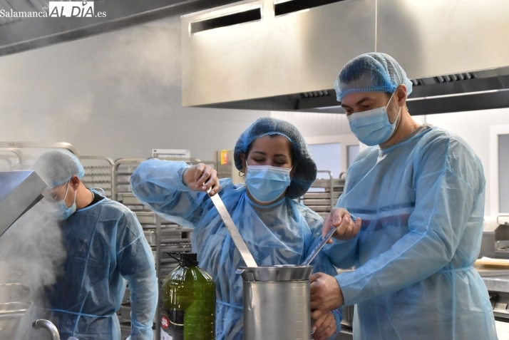 FOTOS | De los mejores fogones de Salamanca al coraz&oacute;n del hospital: un homenaje gastron&oacute;mico para cuidar el &aacute;nimo de los pacientes en el 50 aniversario | Imagen 1