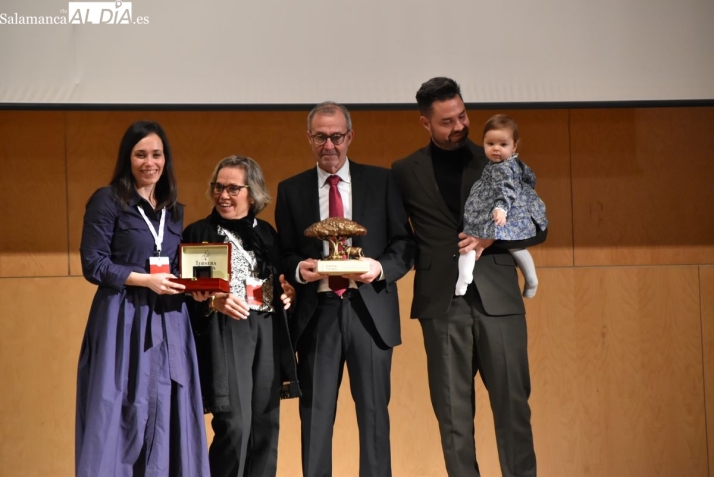 GALER&Iacute;A DE FOTOS | Ternera Charra conmemora sus 25 a&ntilde;os de trayectoria con un gran acto en Salamanca | Imagen 1