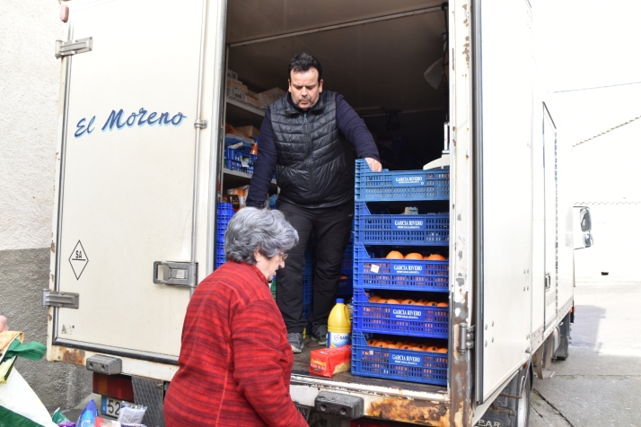 'El Moreno', el vendedor ambulante que recorre los pueblos de Salamanca por lealtad a los vecinos: "Si fuera por dinero, ya lo habr&iacute;a dejado" | Imagen 1