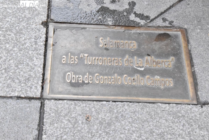 FOTOS | La guardiana de bronce de 600 kilos que anuncia la Navidad en el coraz&oacute;n de Salamanca | Imagen 1