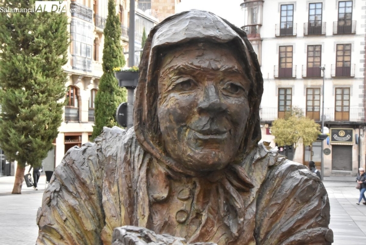 FOTOS | La guardiana de bronce de 600 kilos que anuncia la Navidad en el coraz&oacute;n de Salamanca | Imagen 2