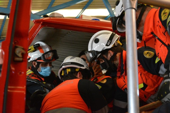 Turnos de 24 horas, simulaciones o revisi&oacute;n de veh&iacute;culos: el d&iacute;a a d&iacute;a de los bomberos | Imagen 1