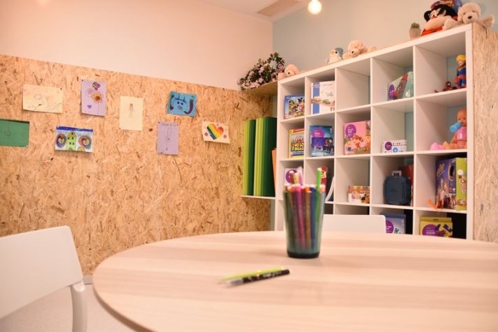 Una zona de juegos y otra m&aacute;s relajada: as&iacute; es la sala de juegos pedi&aacute;trica del Hospital | Imagen 1