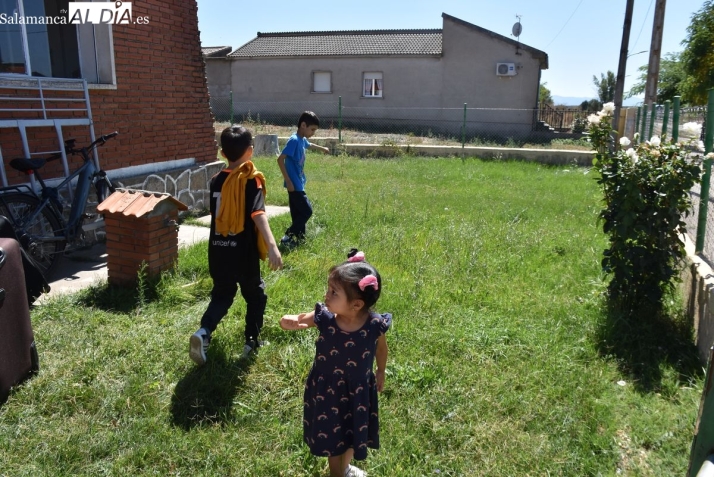 VÍDEO Y FOTOS | De Colombia a San Muñoz: La historia de una familia de 9 miembros que comienza una nueva vida en la provincia de Salamanca | Imagen 2