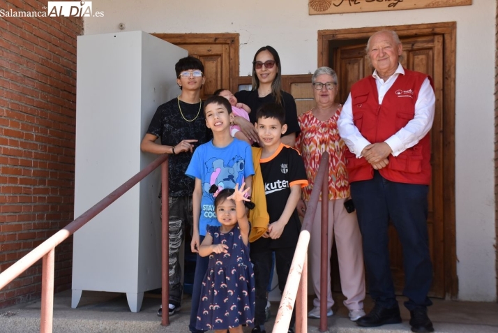 VÍDEO Y FOTOS | De Colombia a San Muñoz: La historia de una familia de 9 miembros que comienza una nueva vida en la provincia de Salamanca | Imagen 1