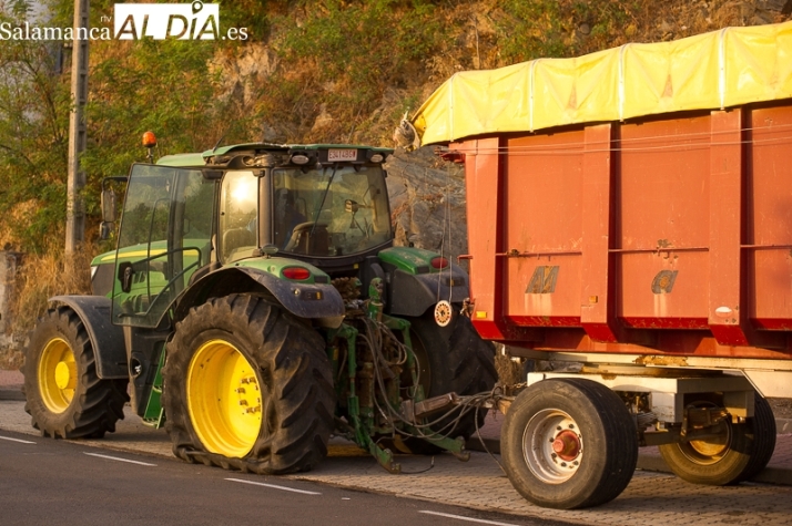 Un choque entre un turismo y un tractor obliga a cortar la calle Sol Alta | Imagen 1