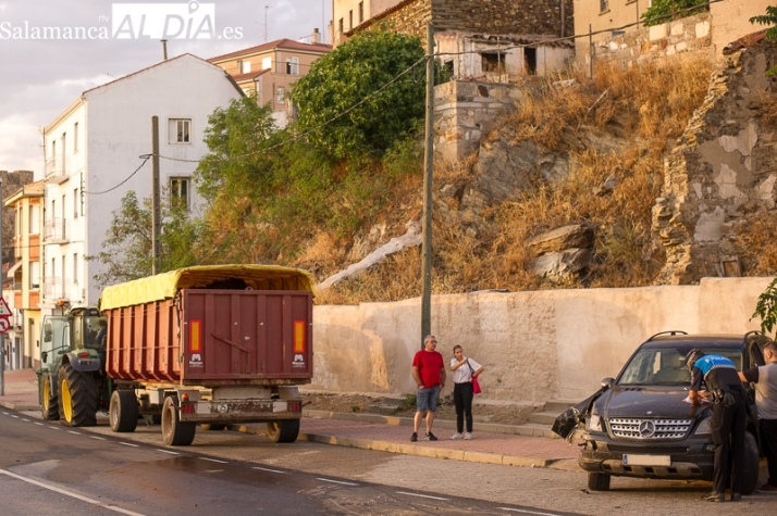 Un choque entre un turismo y un tractor obliga a cortar la calle Sol Alta | Imagen 2