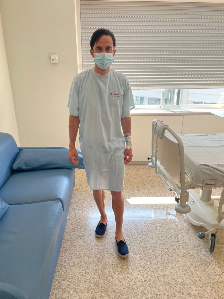 Juan del &Aacute;lamo caminando en la habitaci&oacute;n de la Cl&iacute;nica Fremap de Majadahonda