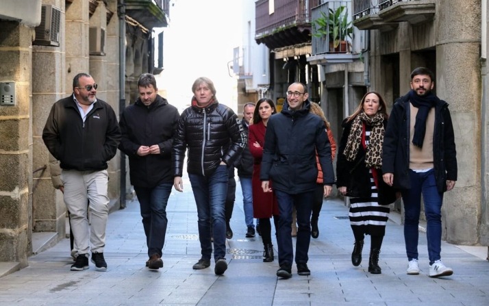 Mart&iacute;nez tiende la mano Ma&ntilde;ueco con el fin de acabar con Vox y pactar un Presupuesto para 2025 | Imagen 1