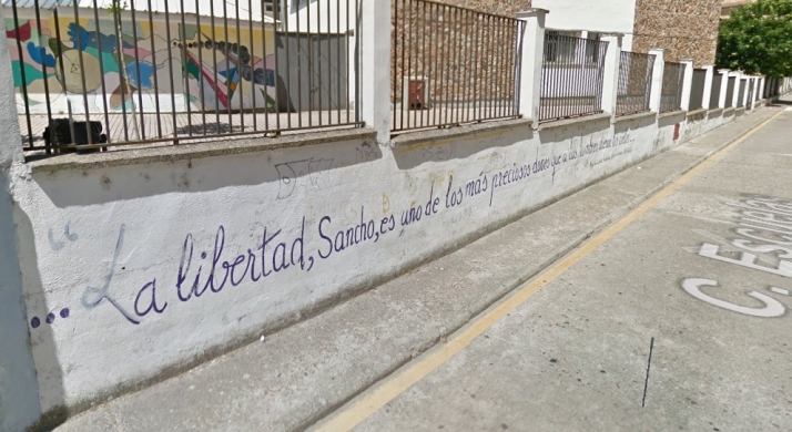 Renace de forma &lsquo;artesanal&rsquo; el lema quijotesco de la calle Escuelas | Imagen 1