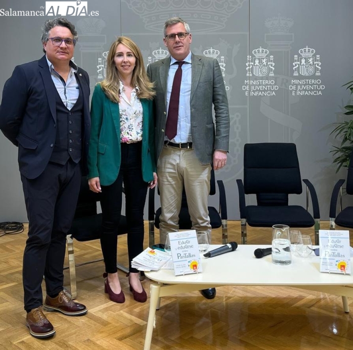 La ministra de Juventud e Infancia reconoce la val&iacute;a de una investigaci&oacute;n de la USAL sobre educaci&oacute;n digital | Imagen 1