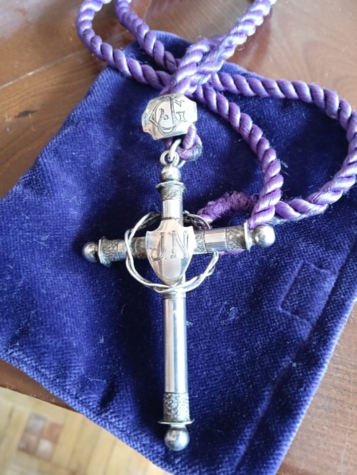 Medallas que pasan de generaci&oacute;n en generaci&oacute;n y t&uacute;nicas mortaja, dos tradiciones que a&uacute;n perduran en Salamanca | Imagen 1