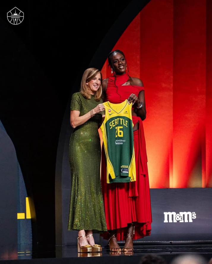 VÍDEO | La jugadora del Perfumerías Avenida Iyana Martín, elegida número siete en el draft de la WNBA | Imagen 2