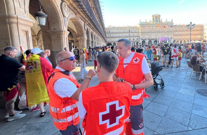 Cinco denunciados, un herido y una marquesina del bus destrozada en Salamanca durante las celebraciones del Mundial | Imagen 1