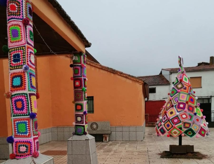 Ocho mujeres de Morasverdes crean un nuevo &Aacute;rbol de Navidad a base de ganchillo | Imagen 1
