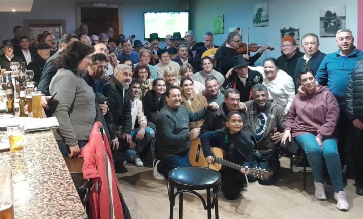 La Rondalla III Columnas se acerca a tocar a Dios le Guarde | Imagen 1