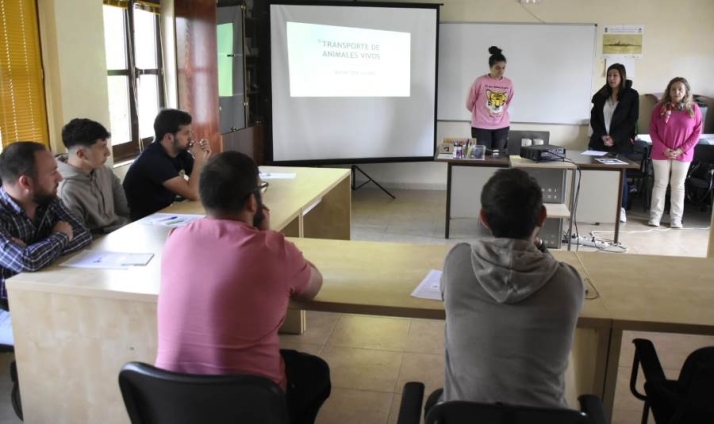 Doce personas participan en un curso de bienestar animal | Imagen 1