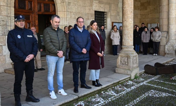 Guardado un minuto de silencio por la mujer asesinada en Burgos | Imagen 1